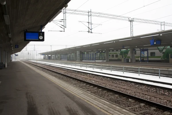 Kouvola, Finlandia 31 marzo 2016 - Stazione ferroviaria di Kouvola nella nebbia . — Foto Stock