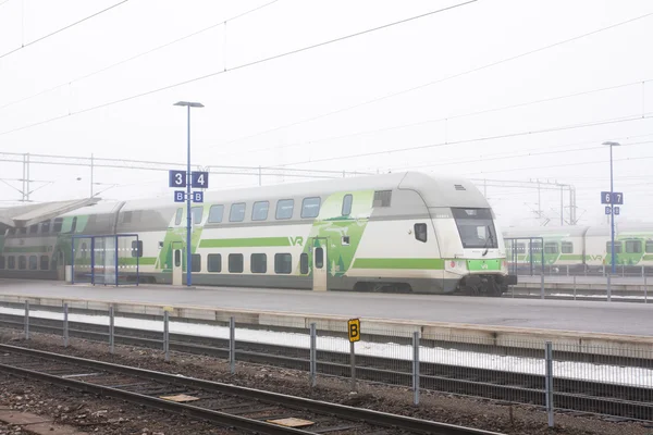 Kouvola, Finland 31 mars 2016 - Kouvola järnvägsstation i dimma. — Stockfoto