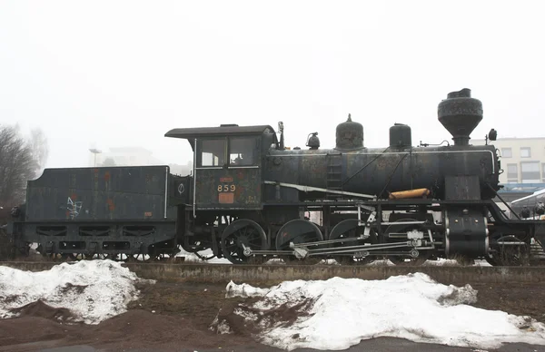 Kouvola, Finland 31 maart 2016 - oude locomotief op Kouvola treinstation. — Stockfoto