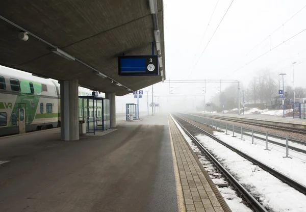 Kouvola, Finlandia 31 marzo 2016 - Stazione ferroviaria di Kouvola nella nebbia . — Foto Stock