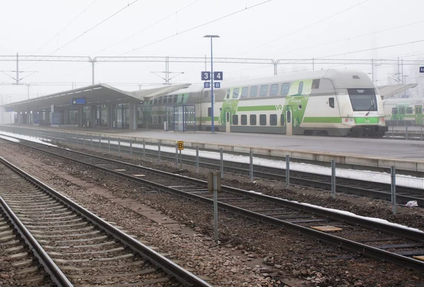 Kouvola, Finlandia 31 marzo 2016 - Stazione ferroviaria di Kouvola nella nebbia . — Foto Stock