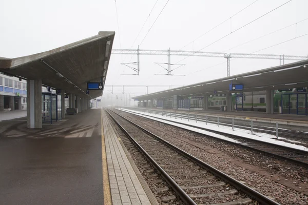 Kouvola, Finlandia 31 marzo 2016 - Stazione ferroviaria di Kouvola nella nebbia . — Foto Stock