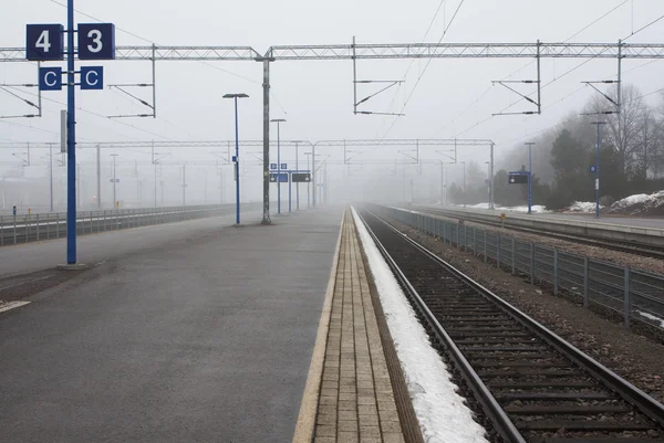 Kouvola, Finlandia 31 marzo 2016 - Estación de tren de Kouvola en la niebla . — Foto de Stock