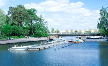 Yaz günü Harbor'da yelkenli