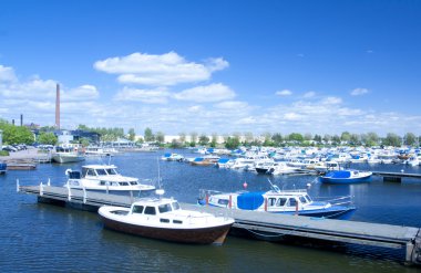 Yaz günü Harbor'da yelkenli