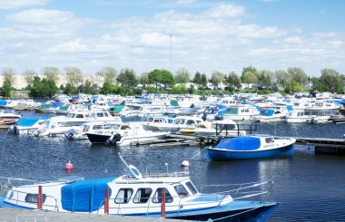 Yaz günü Harbor'da yelkenli