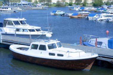 Yaz günü Harbor'da yelkenli