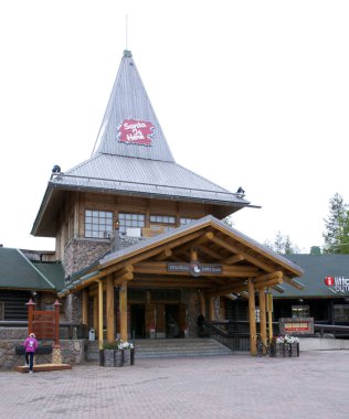 Rovaniemi, Finlandiya - 24 Haziran 2015: Santa Claus Köyü, Kuzey Kutup dairesi.
