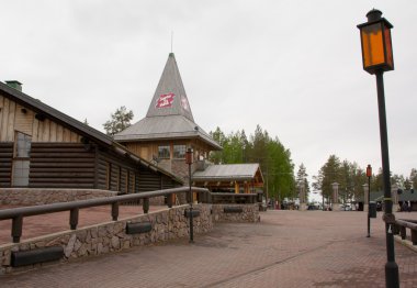 Rovaniemi, Finlandiya - 24 Haziran 2015: Santa Claus Köyü, Kuzey Kutup dairesi.