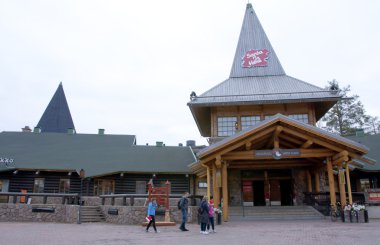 Rovaniemi, Finlandiya - 24 Haziran 2015: Santa Claus Köyü, Kuzey Kutup dairesi.