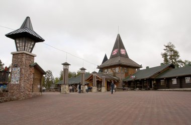 Rovaniemi, Finlandiya - 24 Haziran 2015: Santa Claus Köyü, Kuzey Kutup dairesi.