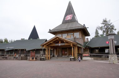 Rovaniemi, Finlandiya - 24 Haziran 2015: Santa Claus Köyü, Kuzey Kutup dairesi.