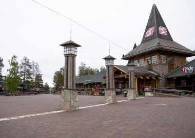 Rovaniemi, Finlandiya - 24 Haziran 2015: Santa Claus Köyü, Kuzey Kutup dairesi.
