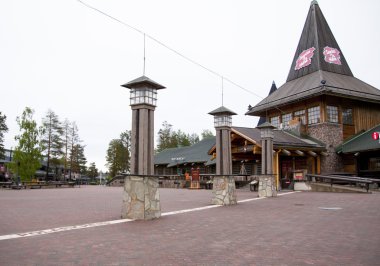 Rovaniemi, Finlandiya - 24 Haziran 2015: Santa Claus Köyü, Kuzey Kutup dairesi.