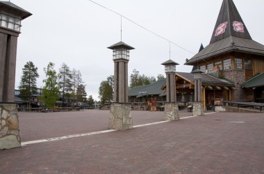 Rovaniemi, Finlandiya - 24 Haziran 2015: Santa Claus Köyü, Kuzey Kutup dairesi.