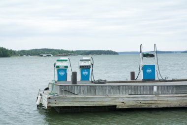 Naantali, Finlandiya - 06 Temmuz 2015: benzin istasyonu tekneler için.