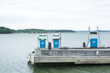 Naantali, Finlandiya - 06 Temmuz 2015: benzin istasyonu tekneler için.