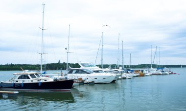 Yaz günü Harbor'da yelkenli