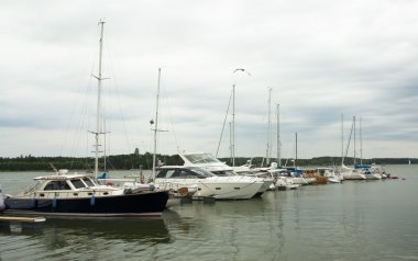 Yaz günü Harbor'da yelkenli