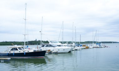 Yaz günü Harbor'da yelkenli