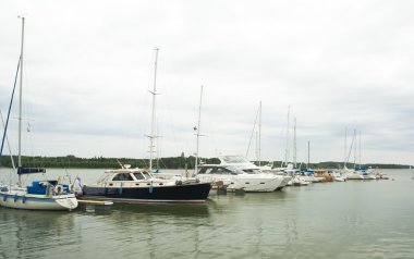 Yaz günü Harbor'da yelkenli