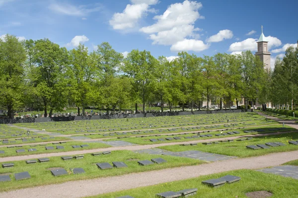 Helsinki, Finlandia - 04 de junio de 2015: Cementerio de Hietaniemi en el día de verano — Foto de Stock