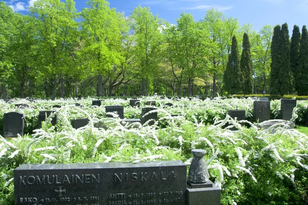 Helsinki, Finlandia - 04 de junio de 2015: Cementerio de Hietaniemi en el día de verano —  Fotos de Stock