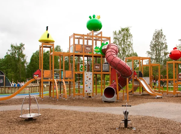 Rovaniemi, Finland - 25 juni 2015: Angry Birds utomhus lekplats. — Stockfoto