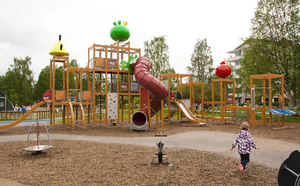 Rovaniemi, Finlândia - 25 de junho de 2015: Parque infantil ao ar livre Angry Birds . — Fotografia de Stock