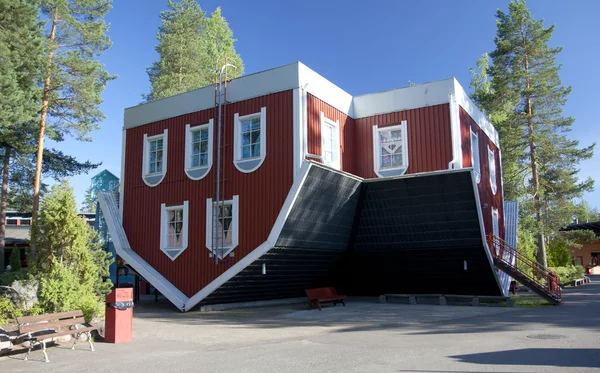 쿠 볼 라, 핀란드-1 7 월 2015: 놀이 공원 Tykkimaki에에서 놀라움 타고 집. — 스톡 사진