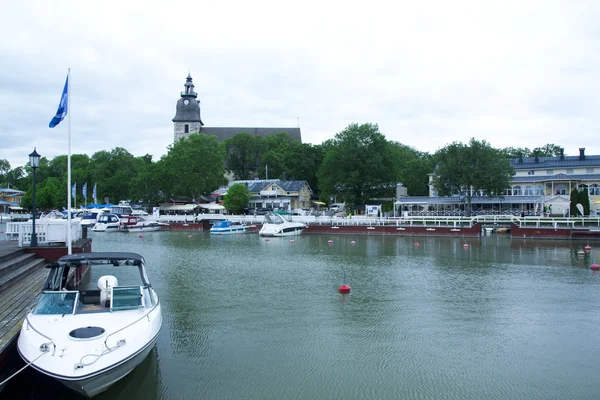 Eski kilisenin arkasında liman Naantali, Finlandiya