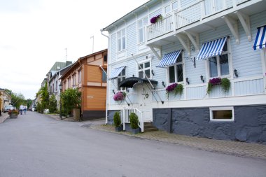 Naantali, Finlandiya - 06 Temmuz 2015: Naantali tarihi dörtte bulutlu yaz gününde