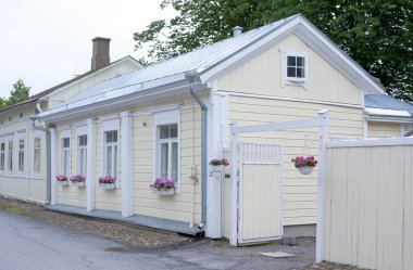 Naantali, Finlandiya - 06 Temmuz 2015: Naantali tarihi dörtte bulutlu yaz gününde