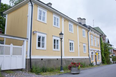 Naantali, Finlandiya - 06 Temmuz 2015: Naantali tarihi dörtte bulutlu yaz gününde