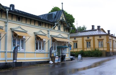 Naantali, Finlandiya - 06 Temmuz 2015: Naantali tarihi dörtte bulutlu yaz gününde