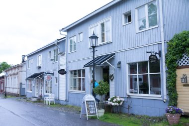 Naantali, Finlandiya - 06 Temmuz 2015: Naantali tarihi dörtte bulutlu yaz gününde