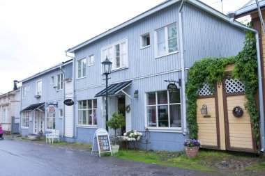 Naantali, Finlandiya - 06 Temmuz 2015: Naantali tarihi dörtte bulutlu yaz gününde