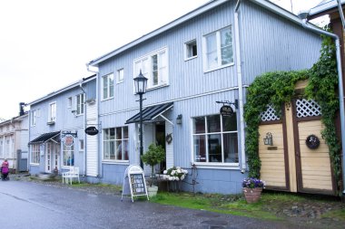 Naantali, Finlandiya - 06 Temmuz 2015: Naantali tarihi dörtte bulutlu yaz gününde