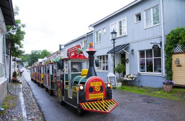 Naantali, Finlandiya - 06 Temmuz 2015: Naantali tarihi dörtte bulutlu yaz gününde