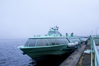 Yolcu deniz otobüsü teknede Dock Onego göl Sisli havalarda, Petrozavodsk, Karelya, Rusya Federasyonu.