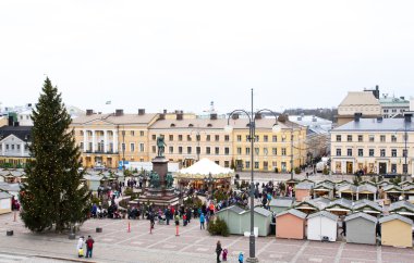 Helsinki, Finlandiya - 21 Aralık 2015: Noel pazarı Senato Meydanı ' nda Helsinki şehir