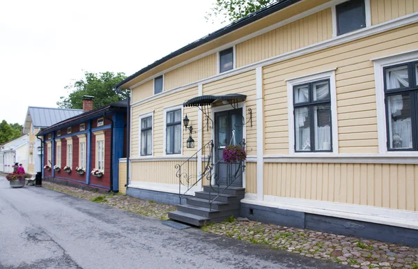 Naantali, Finlândia - 06 de julho de 2015: Dia de verão nublado no bairro histórico de Naantali — Fotografia de Stock