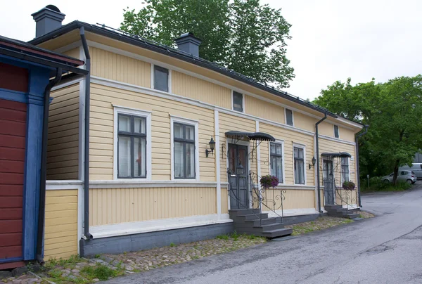 Naantali, Finlândia - 06 de julho de 2015: Dia de verão nublado no bairro histórico de Naantali — Fotografia de Stock