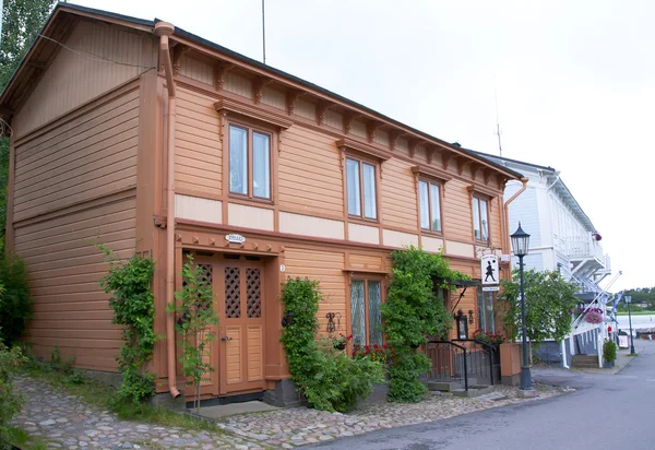 Naantali, Finlândia - 06 de julho de 2015: Dia de verão nublado no bairro histórico de Naantali — Fotografia de Stock