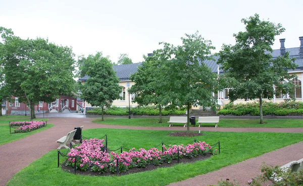 Park na deštivý den v historickém Naantali, Finsko — Stock fotografie