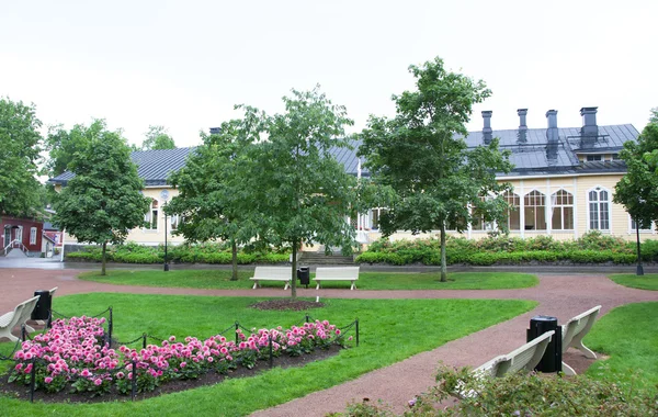 Parque en día lluvioso en el casco histórico de Naantali, Finlandia — Foto de Stock