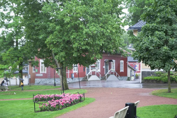 Park bei Regentag im historischen Viertel von Naantali, Finnland — Stockfoto