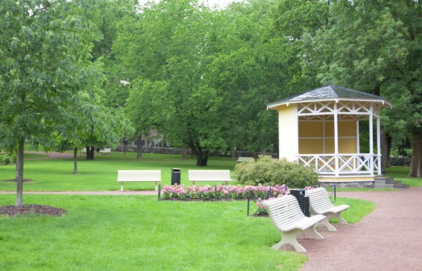 Park na deštivý den v historickém Naantali, Finsko — Stock fotografie