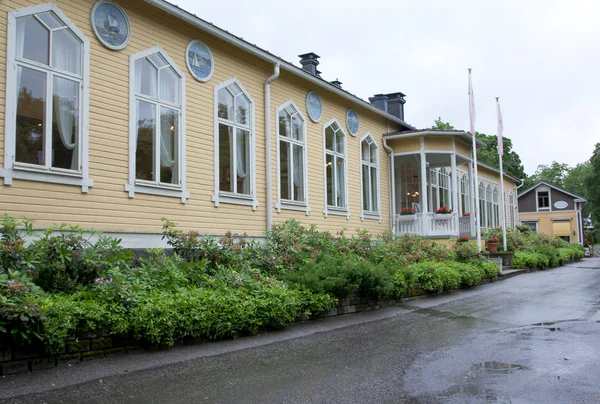 Naantali, Finland - 06 juli, 2015: bewolkt zomerdag op de historische wijk van Naantali — Stockfoto