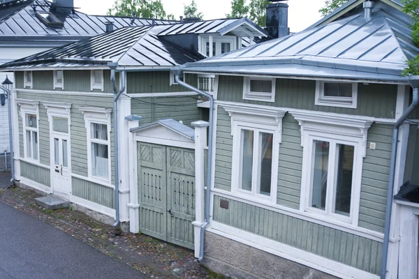 Naantali, Finlandia - 06 de julio de 2015: Día nublado de verano en el barrio histórico de Naantali — Foto de Stock